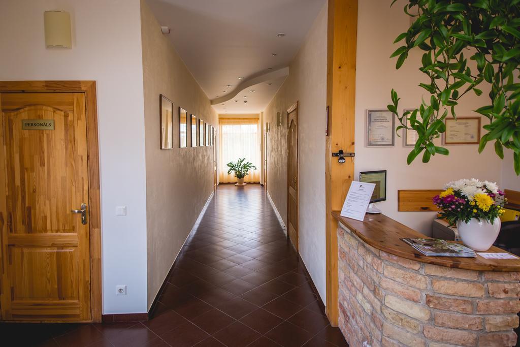 Hotel Viesu Maja Janis Madona Exterior foto